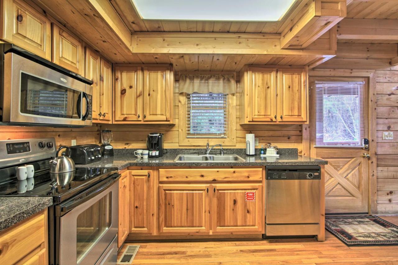 Romantic Cabin With Hot Tub In Pigeon Forge! Bagian luar foto