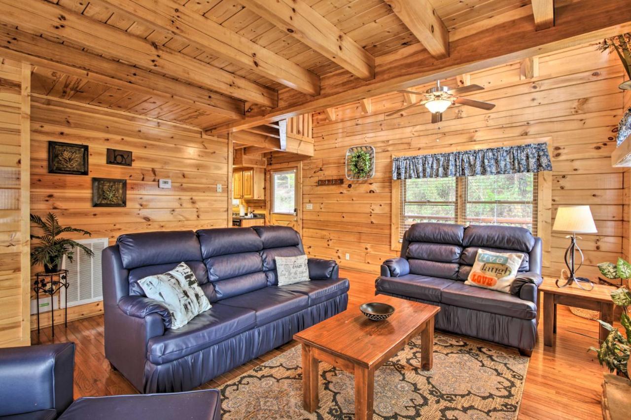Romantic Cabin With Hot Tub In Pigeon Forge! Bagian luar foto