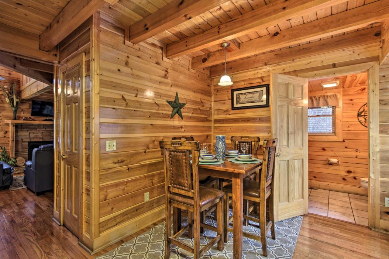 Romantic Cabin With Hot Tub In Pigeon Forge! Bagian luar foto