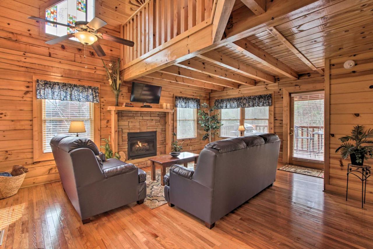Romantic Cabin With Hot Tub In Pigeon Forge! Bagian luar foto