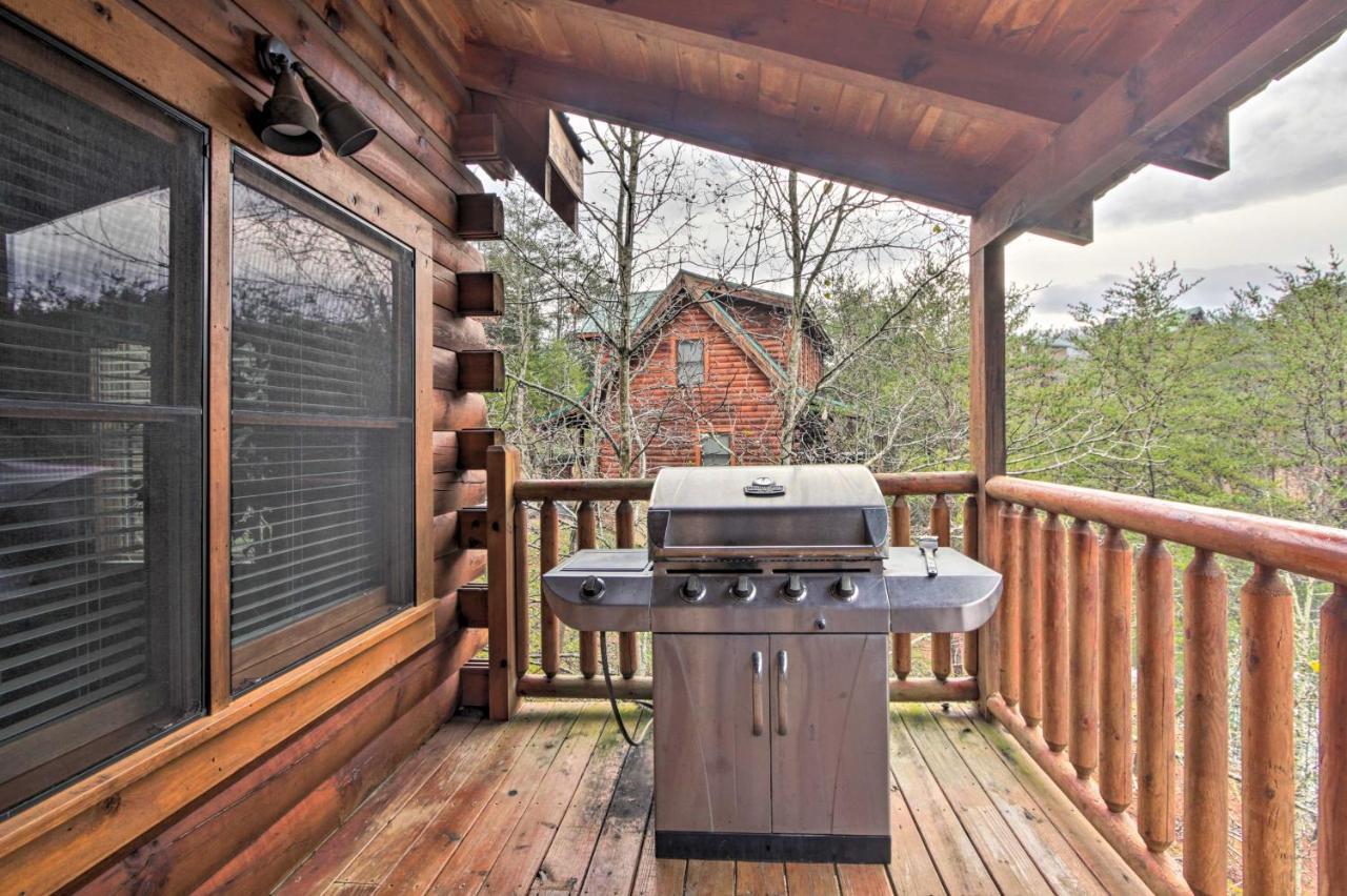 Romantic Cabin With Hot Tub In Pigeon Forge! Bagian luar foto