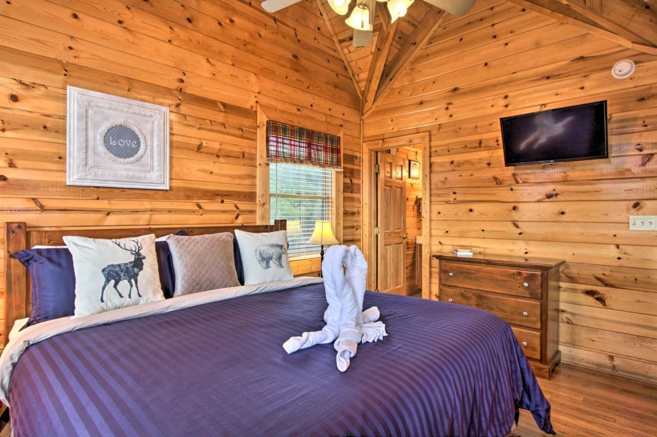 Romantic Cabin With Hot Tub In Pigeon Forge! Bagian luar foto