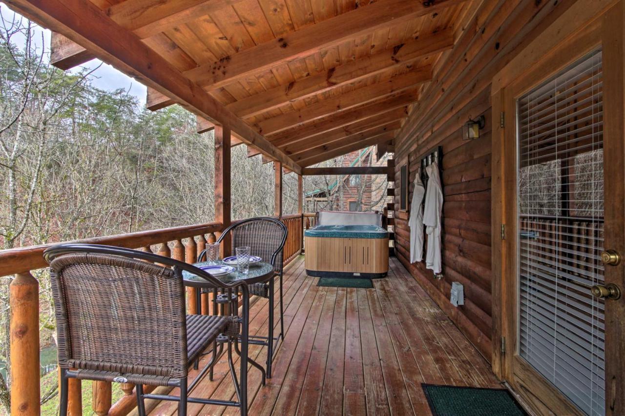Romantic Cabin With Hot Tub In Pigeon Forge! Bagian luar foto