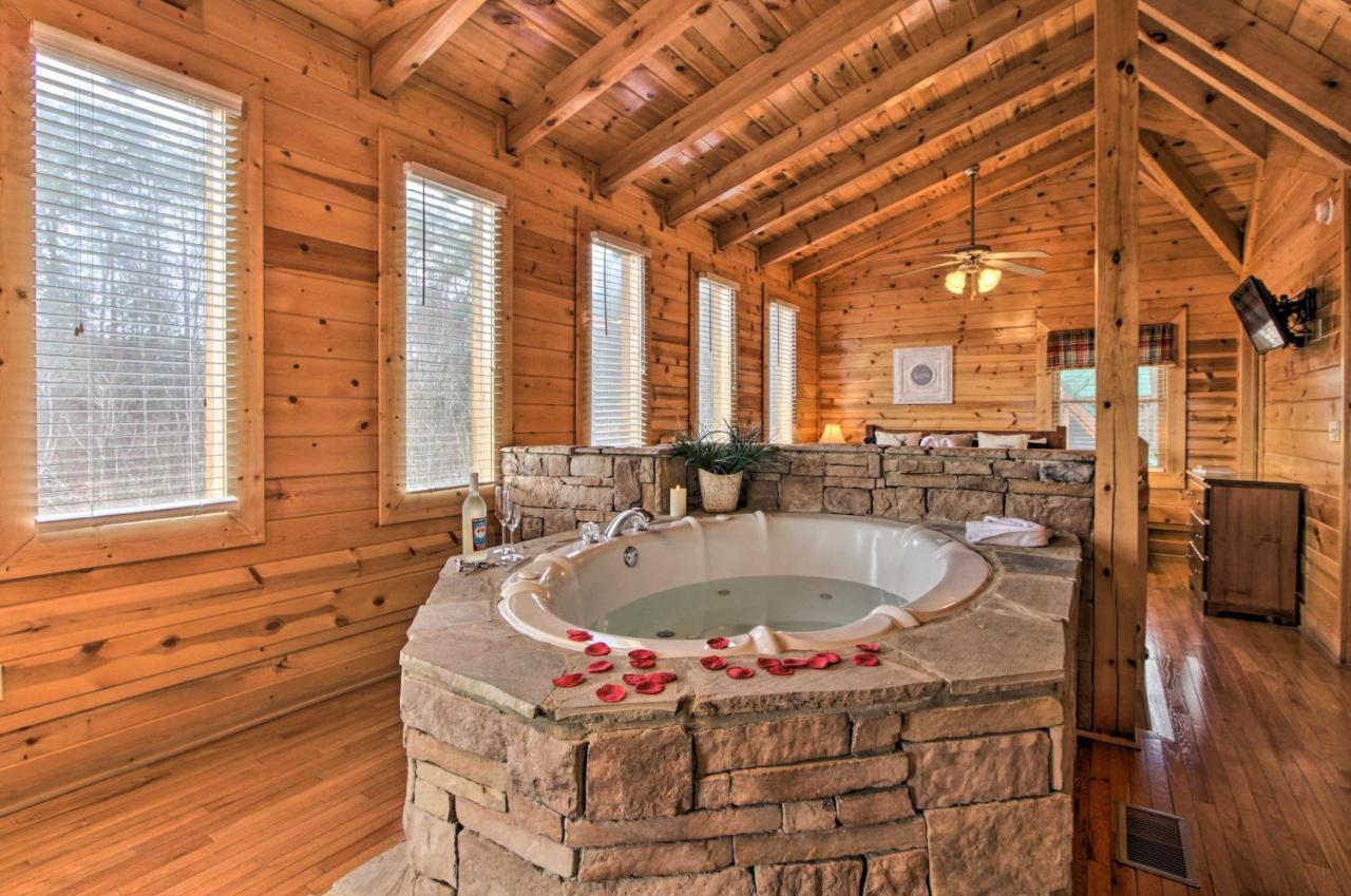 Romantic Cabin With Hot Tub In Pigeon Forge! Bagian luar foto