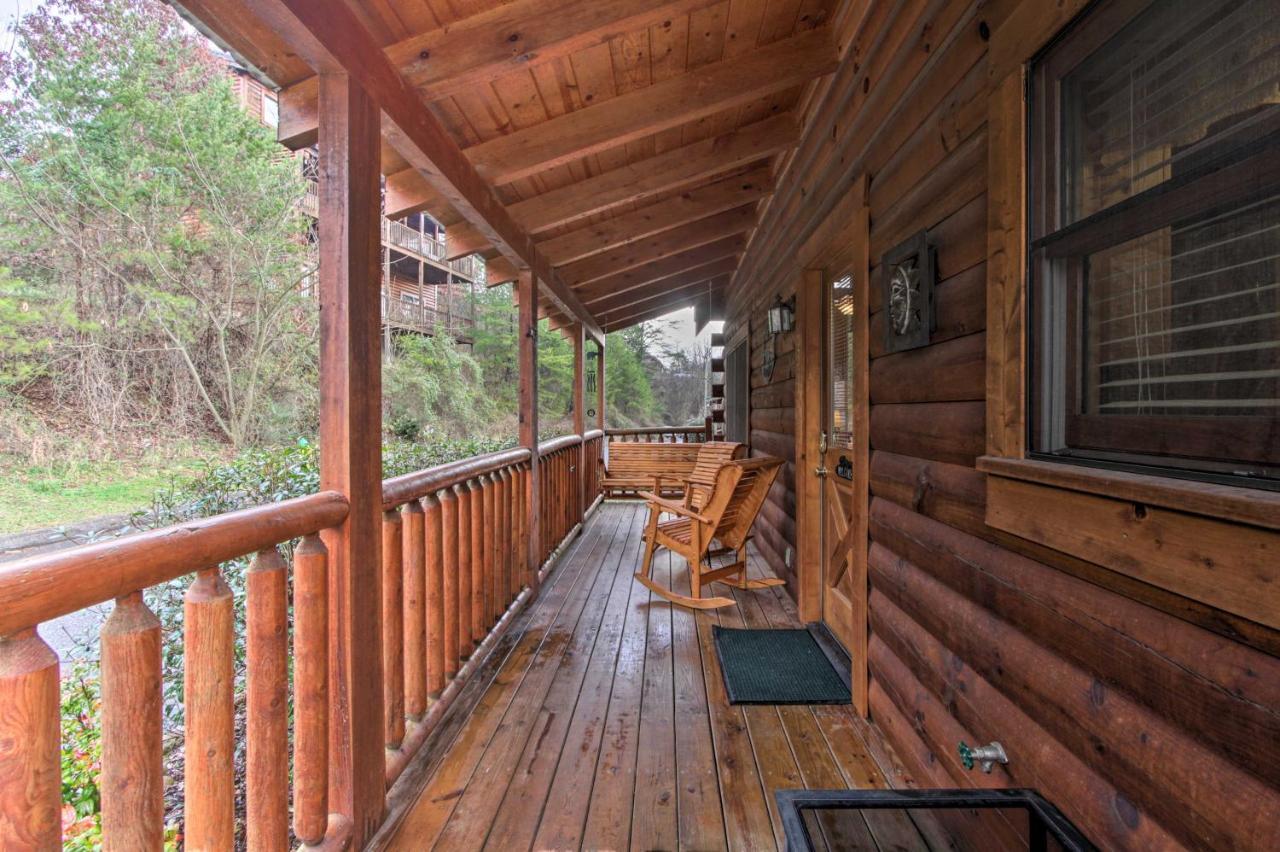 Romantic Cabin With Hot Tub In Pigeon Forge! Bagian luar foto