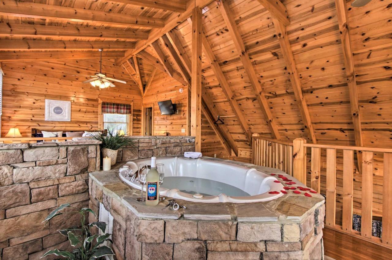 Romantic Cabin With Hot Tub In Pigeon Forge! Bagian luar foto